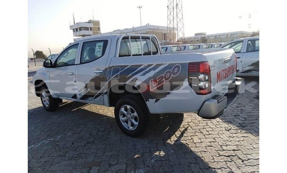 Buy Import Mitsubishi L200 White Car in Import - Dubai in Andijon Buy Import Mitsubishi L200 White Car in Import - Dubai in Andijon