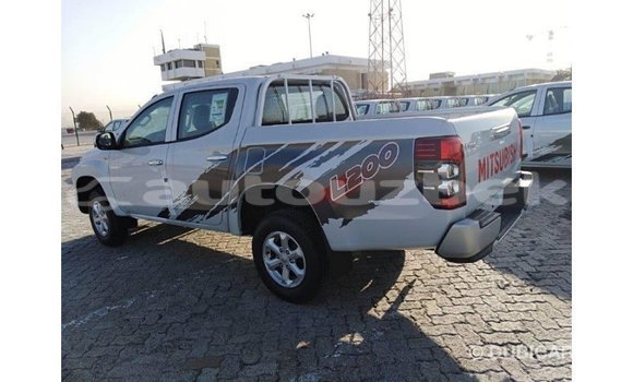 Buy Import Mitsubishi L200 White Car in Import - Dubai in Andijon Buy Import Mitsubishi L200 White Car in Import - Dubai in Andijon