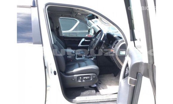 Buy Import Toyota Land Cruiser White Car in Import - Dubai in Andijon Buy Import Toyota Land Cruiser White Car in Import - Dubai in Andijon