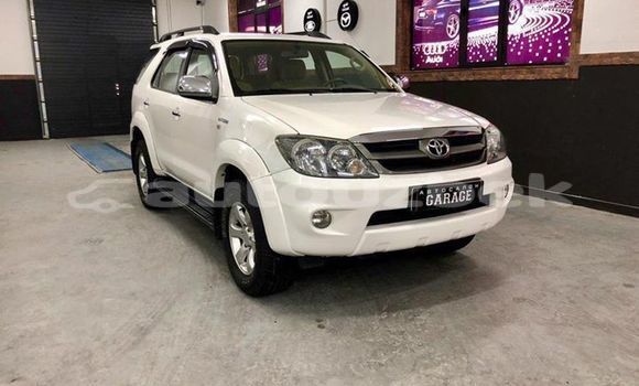 Buy Used Toyota Fortuner White Car in Tashkent in Toskent