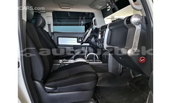 Buy Import Toyota FJ Cruiser White Car in Import - Dubai in Andijon Buy Import Toyota FJ Cruiser White Car in Import - Dubai in Andijon