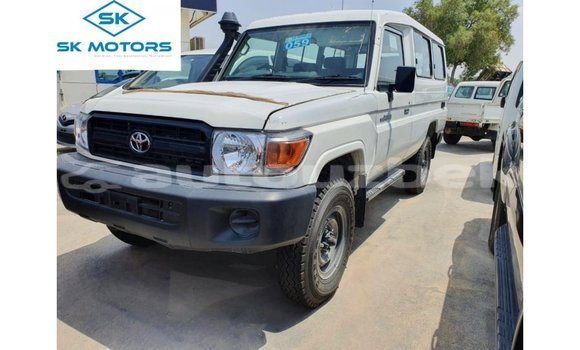 Buy Import Toyota Land Cruiser White Car in Import - Dubai in Andijon