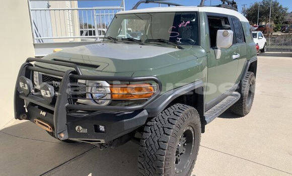 Buy Used Toyota FJ Cruiser Green Car in Tashkent in Toskent Buy Used Toyota FJ Cruiser Green Car in Tashkent in Toskent