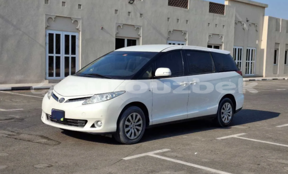 Buy Used Toyota Previa White Car in Tashkent in Toskent