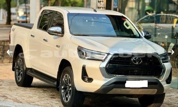 Buy Used Toyota Hilux White Car in Namangan in Namangan