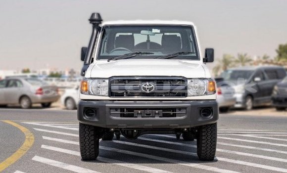 Buy Used Toyota Land Cruiser White Car in Tashkent in Toskent