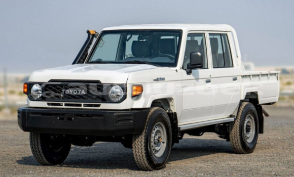 Buy Used Toyota Land Cruiser White Car in Tashkent in Toskent