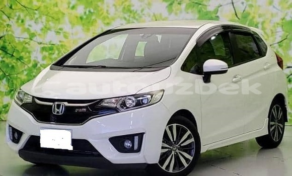 Buy Used Honda FIT White Car in Tashkent in Toskent