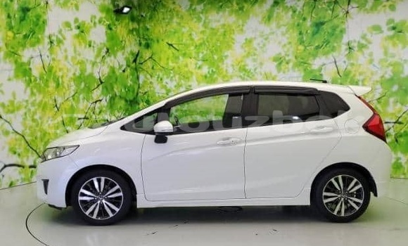 Buy Used Honda FIT White Car in Tashkent in Toskent Buy Used Honda FIT White Car in Tashkent in Toskent