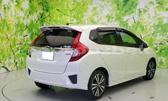 Buy Used Honda FIT White Car in Tashkent in Toskent Buy Used Honda FIT White Car in Tashkent in Toskent