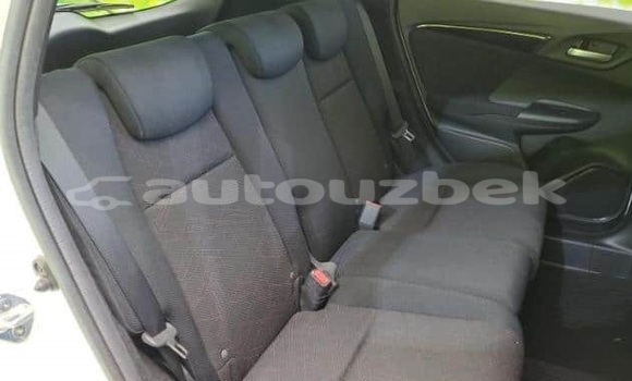 Buy Used Honda FIT White Car in Tashkent in Toskent Buy Used Honda FIT White Car in Tashkent in Toskent