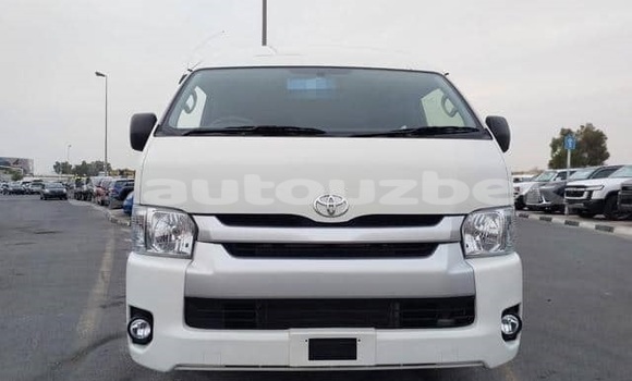 Buy Used Toyota Hiace White Car in Tashkent in Toskent