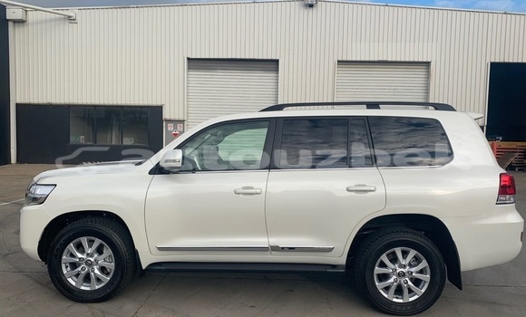 Buy Used Toyota Land Cruiser White Car in Tashkent in Toskent Buy Used Toyota Land Cruiser White Car in Tashkent in Toskent